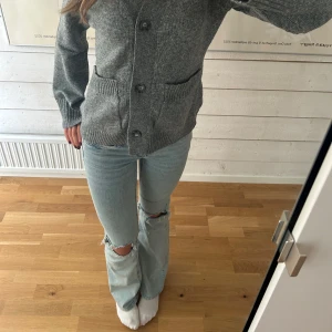 Ljusblå bootcut jeans med slitna knän - Säljer ett par ljusblå jeans med bootcut passform och slitna hål vid knäna från Nelly. Jeansen har broderade detaljer på bakfickorna i rosa. Endast använda enstaka gång och därför i nyskick. Hör av er vid frågor eller mer bilder!!💕💕