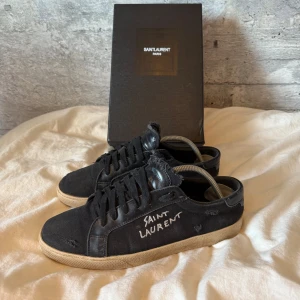 Ysl skor - Säljer dessa saint laurent skorna i strl 43 då dom är försmå för mig, skorna är i bra skick. Box samt dustbag med följer. Skriv privat för frågor:)