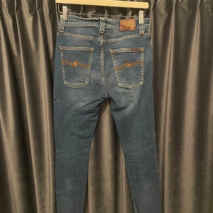 Nudie jeans  - Nudie jeans - skick 8/10, några tecken på användning, men inga hål eller fläckar alls! - modell: Lean Dean - stl W29/L32, men passar mer w28 - feta slim jeans från nudie! - hör av er vid frågor! 