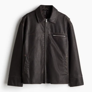 Mörkbrun  biker skinnjacka Loose fit H&M - Snygg  bikerjacka i skinnimitation. Knappt använd och som ny. Jackan har loose fit, lång ärm, klassisk krage och dragkedja framtill samt en bröstficka med dragkedja. Två vanliga fickor. Tål en del regn då den är coatad. Produktbilderna visar mer korrekt hur den ser ut än mina egna bilder. Storlek M och oversized. 