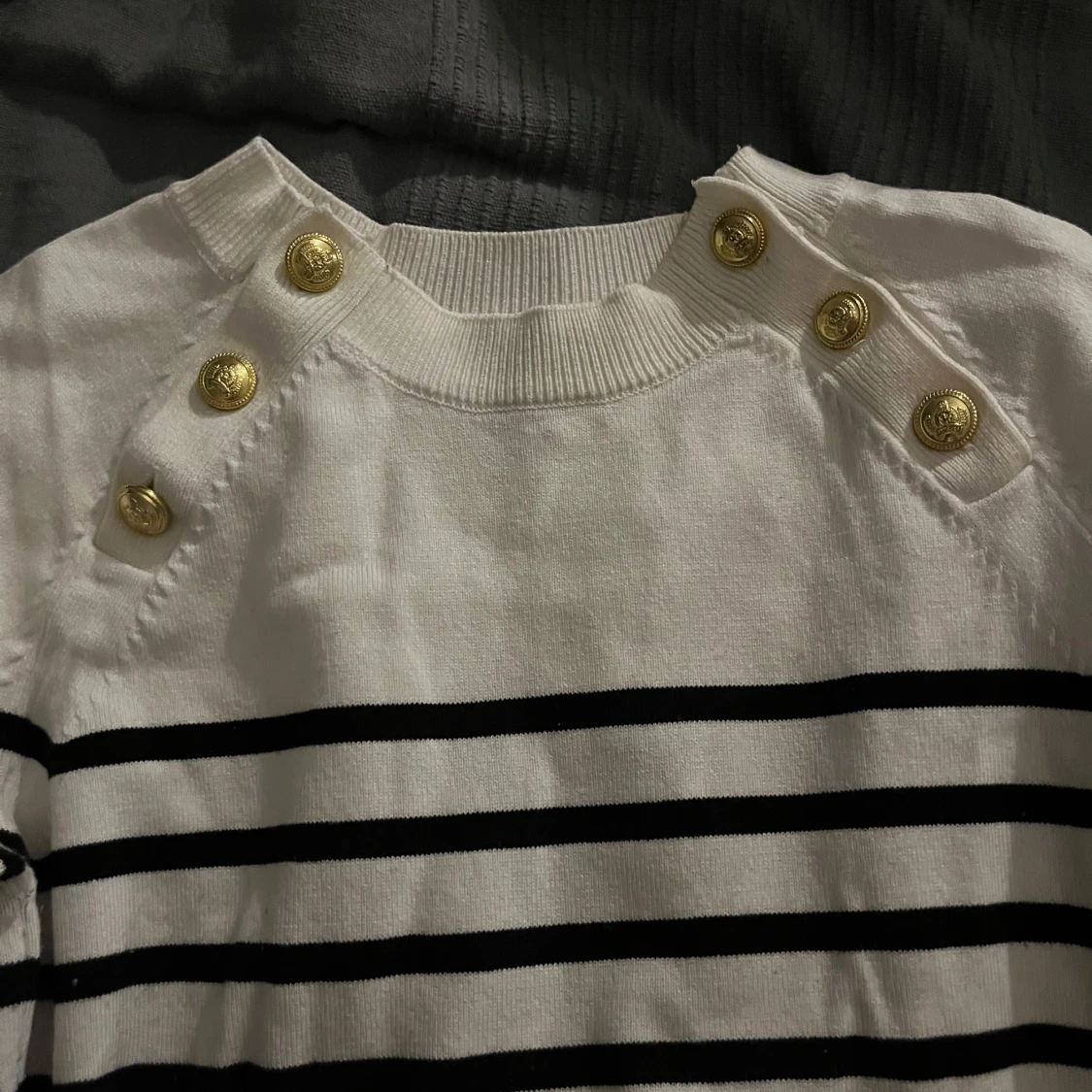 Randig vit och svart tröja med guldknappar - 1