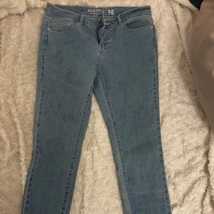 Blå skinny jeans från Noisy May - Snygga blå skinny jeans från Noisy May med klassisk femficksdesign och normalhög midja. Jeansen är i stretchigt denimtyg som sitter tight hela vägen ner och har en enkel, stilren look utan slitningar eller mönster.