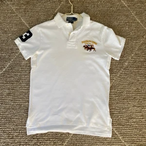 Vit Polo Ralph Lauren t-shirt S - En vitt piké från Polo Ralph Lauren i storlek S. Tröjan har ett perfekt skick och det finns inga tecken på användning👌. Priset är inte fast och kan alltid gå ner. Skriv gärna för frågor, det lönar sig alltid!