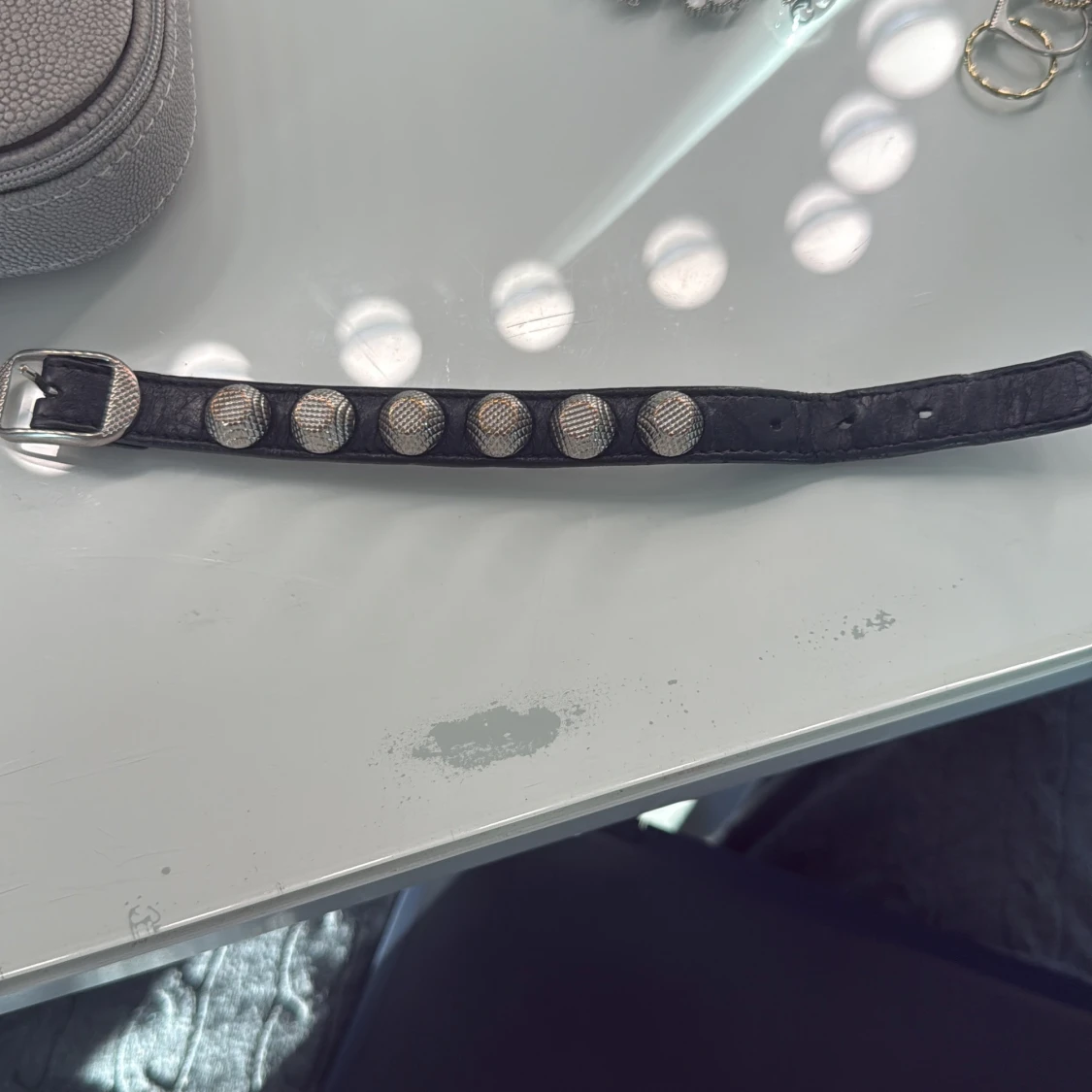 Svart smalt bälte med silvernitar - 3
