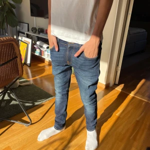 Blå skinny jeans från Nudie Jeans - Helt sprillansnya nudie-jeans. Men alldeles för små för mig. Dom kan behöva tvättas någon gång för att mjuka upp. Skulle säga att det passar någon mellan 160-170 baserar på hur du vill att de ska sitta. W29 L28