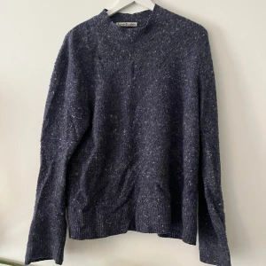 Mörkblå stickad tröja Acne Studios - Har ett par malhål men syns knappt. Stl M