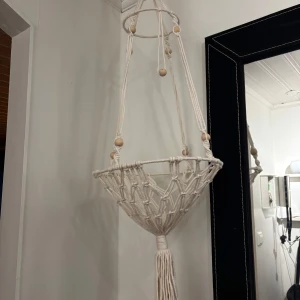  makramé-ampel - Makramé-ampel som passar perfekt för katten eller växter. Funkar också som förvaring.