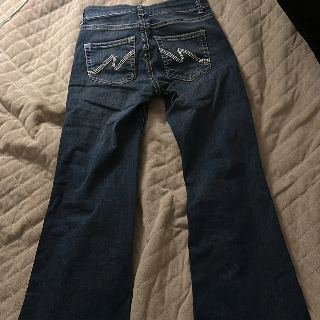 Blå bootcut jeans med broderade fickor - 1