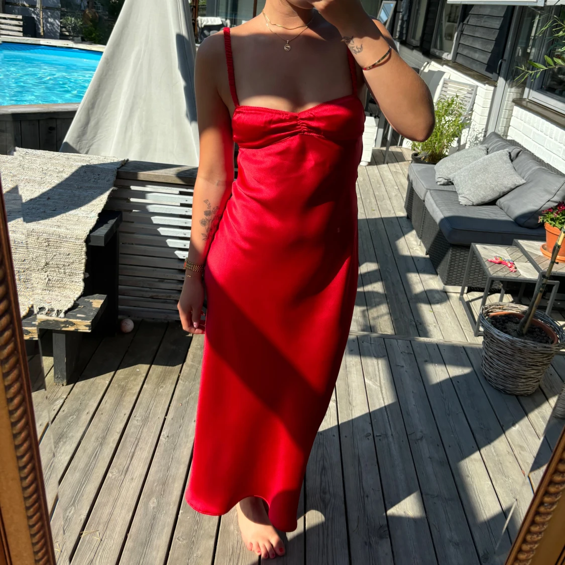 Röd satinklänning med öppen rygg - 1