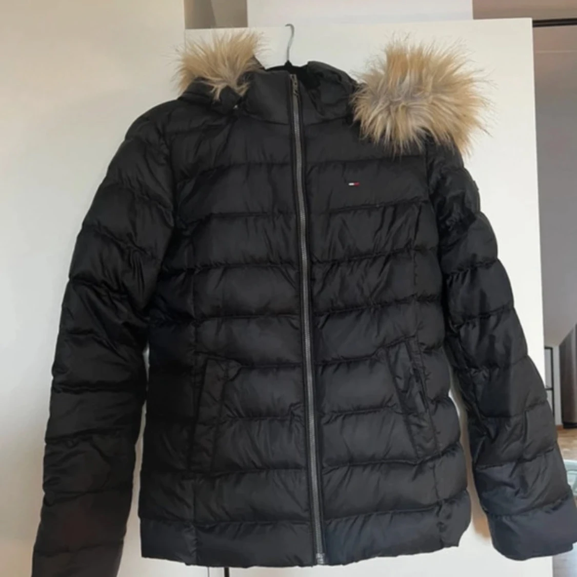 Svart dunjacka Tommy Hilfiger pälsluva - 3