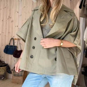 Trekvartsärmad kappa - Super snygg trekvartsärmad kappa, som är slutsåld på hemsidan. Storleken är One size. Skeiv för flera frågor❤️färgerna är beige och olivgrön