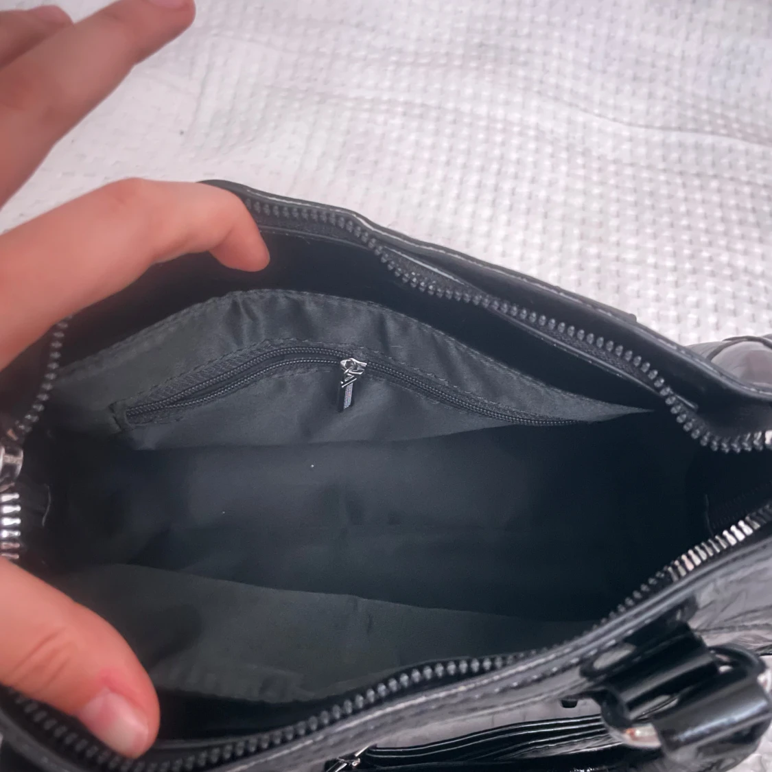 Svart handväska med dragkedja och nitar - 3