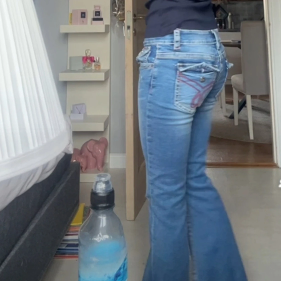 Blå bootcut jeans med detaljer - 1