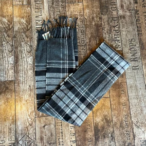 Gråsvart halsduk från H&M - Stilren gråsvart halsduk från H&M . Aldrig använd | Skriv vid funderingar |