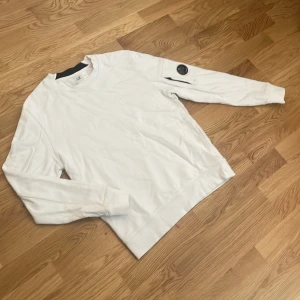 Vit c.p. company tröja - en vit cp company tröja. Perfekt nu till hösten. Intresserad? Pris kan diskuteras.