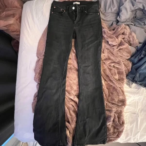 Svarta jeans - Svarta lågmidjade jeans💞använda fåtal gånger, väldigt bra skick!