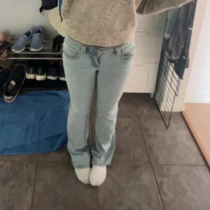 Ljusblå bootcut jeans  - Jätte snygga jeans från gina. storlek 36 men sitter som 34💗