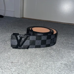 Svart lw bälte  - Lw-bälte som passar bra med alla kläder. 