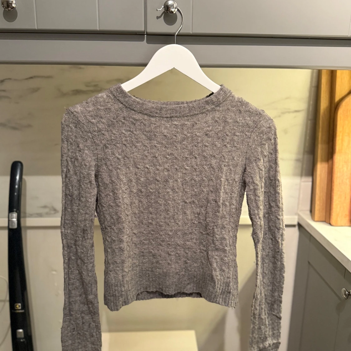 Grå stickad tröja med strukturmönster