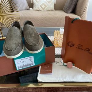 Loro Piana Summer Walk mockaloafers - Snygga Loro Piana Summer Walk loafers i grå mocka med vit sula. Skorna har en klassisk, stilren design med rund tå och diskreta sömmar. Perfekta för dig som gillar lyxiga och bekväma skor med premiumkänsla. Kommer med originalkartong och dustbag.