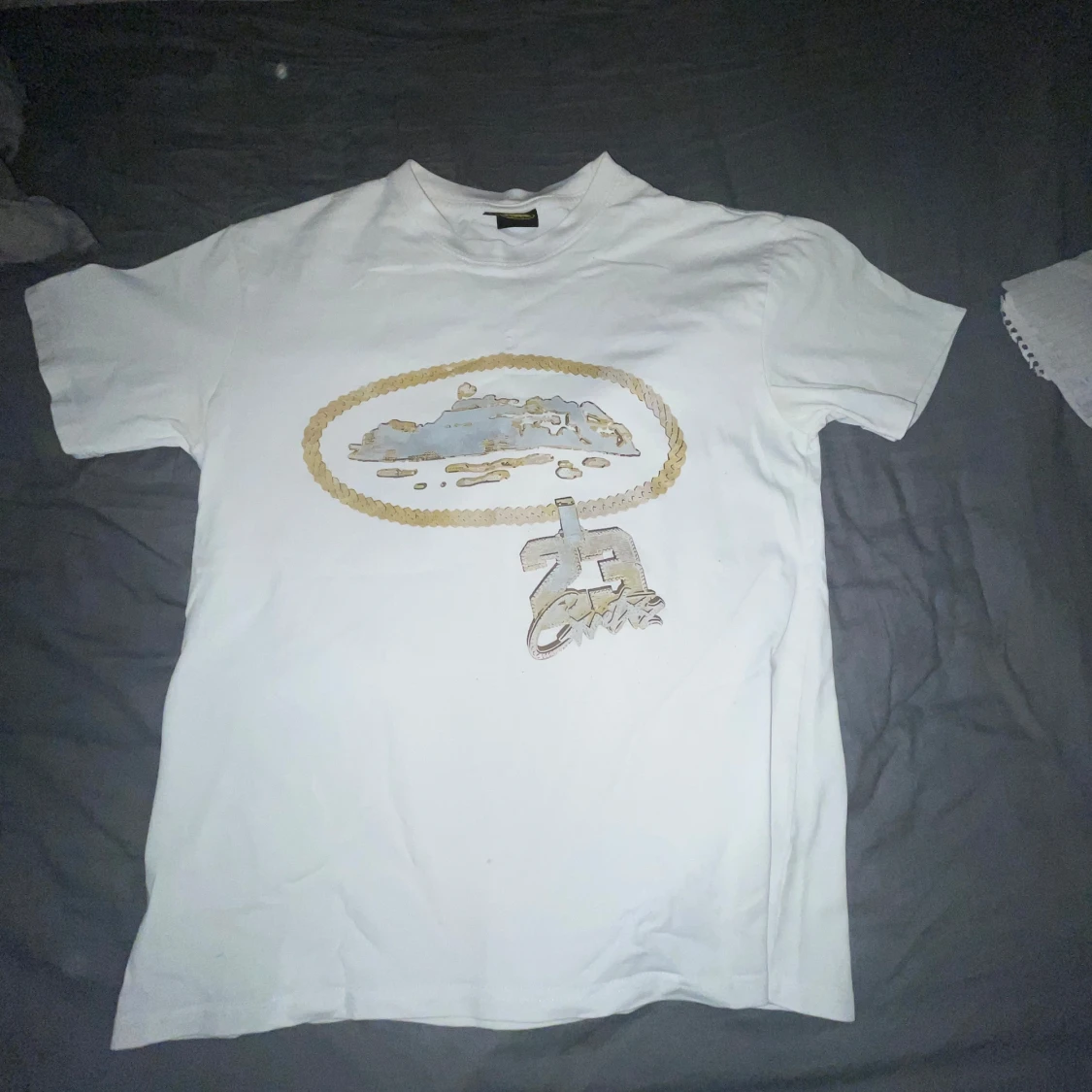 Vit t-shirt med guldkedje-tryck