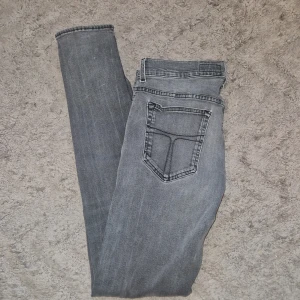 Tiger of sweden jeans - Säljer de här gråa tiger of sweden jeansen. På byxorna står det w32 l32 fast det är storlek w28 l30 och Modellen är slim. 