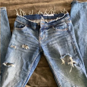 Långmidjade utsvängda jeans - As snygga jeans 