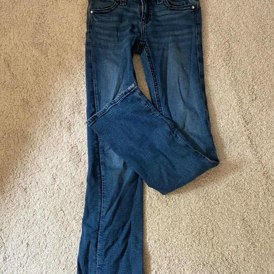 Blå bootcut jeans från Gina Tricot - 1