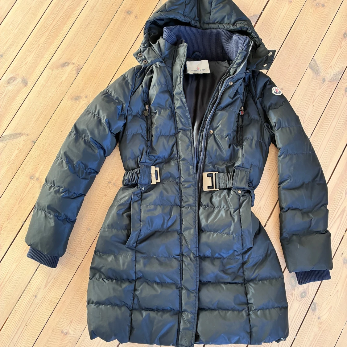 Mörkblå lång dunjacka från Moncler - 2