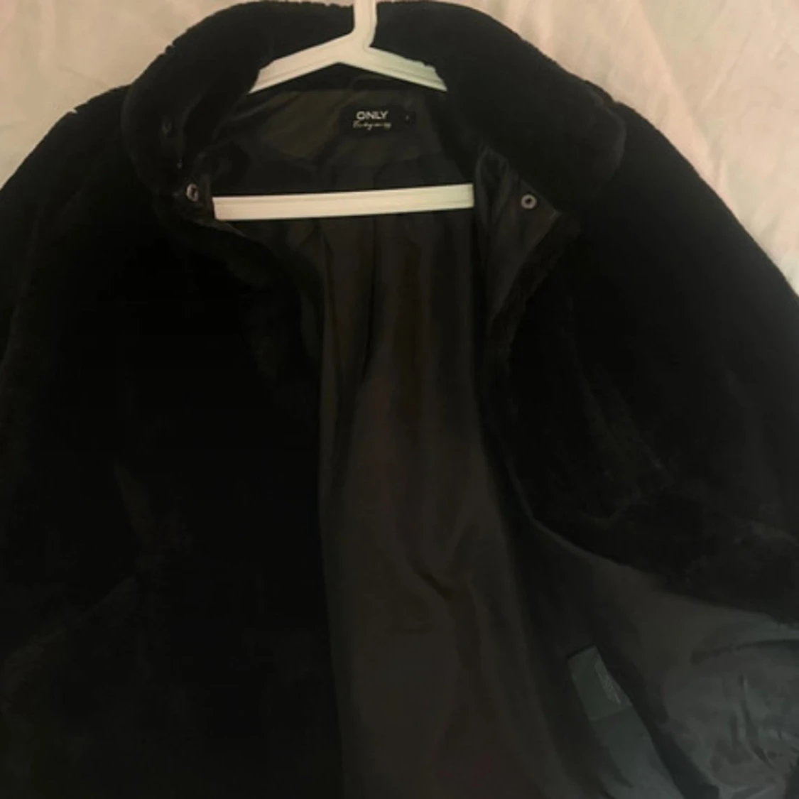 Svart pälsjacka  - 1