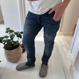 Sköna Jack and Jones jeans - Sköna Jack and Jones jeans. Inga defekter, modellen är 180,75 kg och bär 31/34. Måten A: 42 cm B: 110 cm. 🏆😇