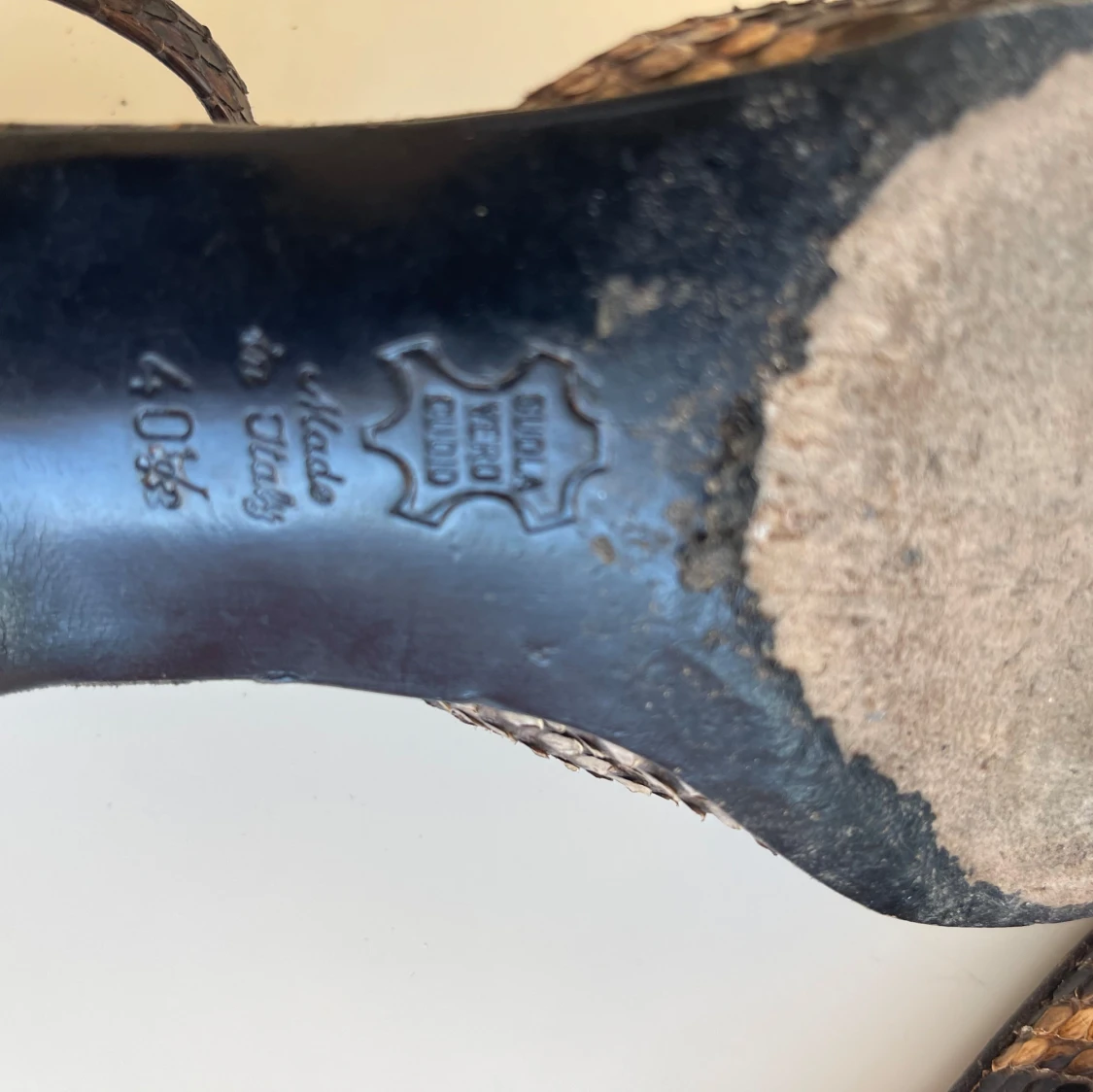 Bruna pumps i ormskinn från Footlight - 3