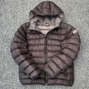 Colmar jacka - Sjukt snygg colmar jacka! Perfekt för höst o vinter! Size 16y/172cm fits xs-s! Skick: 8:10 någon enstaka fläck förekommer men går bort i tvätten! Hör av dig vid minsta fundering 🤩