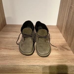 Clarks orginials desser boot olive, EU 41 - Clarks dessert boots, olivgröna passar 40/41. 