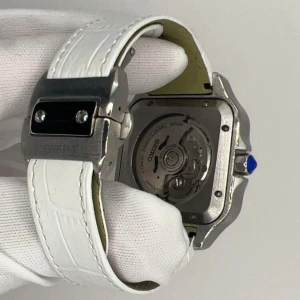 Seiko automatisk klocka med vit läderrem - Unik Seiko automatisk klocka med fyrkantigt silverfärgat boett, vit urtavla med svarta romerska siffror och röd text. Snygg vit läderrem med krokodilstruktur och robust spänne. Blå detalj på kronan och datumvisning vid kl 3. Perfekt för dig som vill sticka ut.
