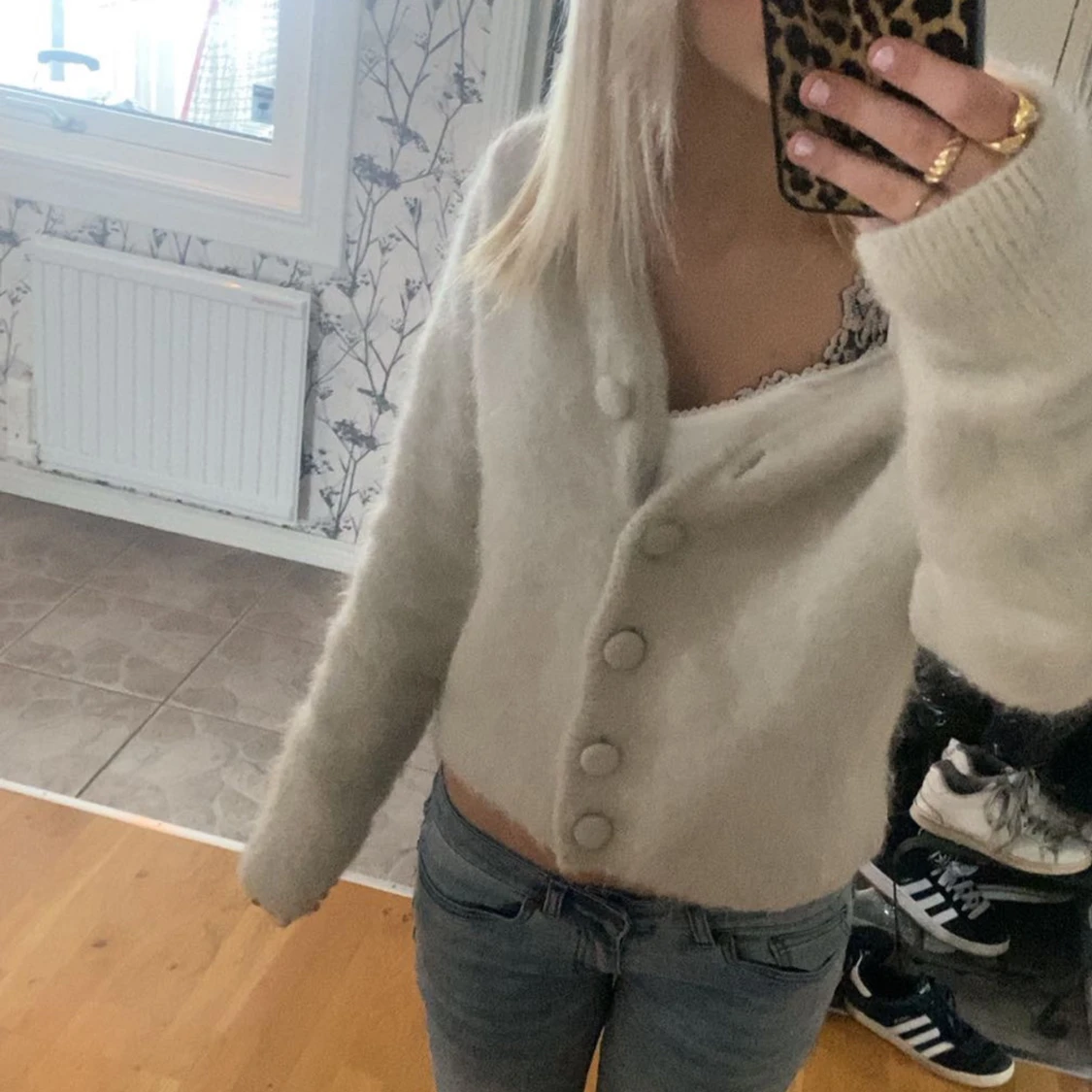 Beige fluffig kofta med stora knappar