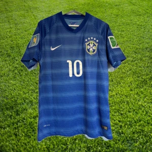 Neymar Jr - Brasilien VM 2014 - Säljer en blå Brasilien fotbollströja från VM 2014 med Neymar JR och nummer 10 på ryggen. Tröjan har korta ärmar CBF-emblem och FIFA World Cup-patchar på båda ärmarna. Tillverkad i lätt och ventilerande Dri-FIT-material. Tveka inte att höra av dig för mer bilder och information.