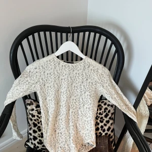 Vit spetsbody med lång ärm - Vit spetsbody från zara, perfekt till fest! Endast testad 