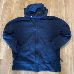 CP company hoodie  - Tja, säljer en fräsch hoodie från CP company skicket 8/10 storlek M💫💫vid frågor hör gärna av dig, pris ej hugget i sten 💫📈💵