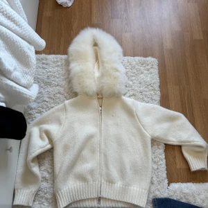 Alessa fur jacket - Säljer min jättesnygga vita alessa fur jacket då den inte kommer till användning längre! Köpt för ett halvt år sedan och den är fortfarande i väldigt bra skick! Köpt för 1800 därav priset. Kom privat för fler bilder eller andra frågor❤️