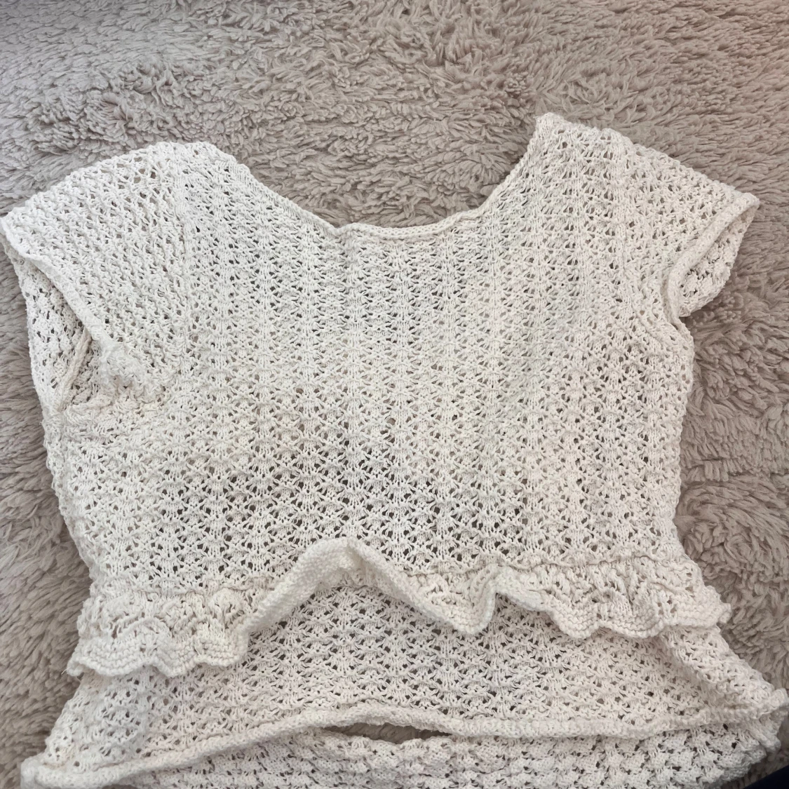 Vit stickad topp med volang och öppen rygg - 2