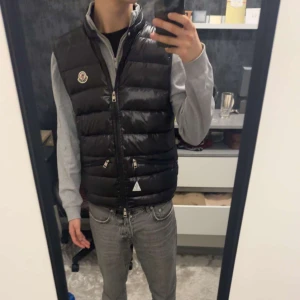 moncler gui down väst - säljer min  moncler väst i stl 2 som motsvarar S/M. är i fint skick och inte använd jättelänge. äkta, kom privat för kvitto pris går att diskuteras! Taggen funkar också!