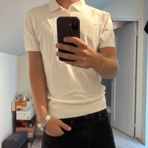 J lindeberg pike - Bra skick, tunnt stickad. Storlek M men sitter mer som Small. Jag är 178cm o väger 66kg. 