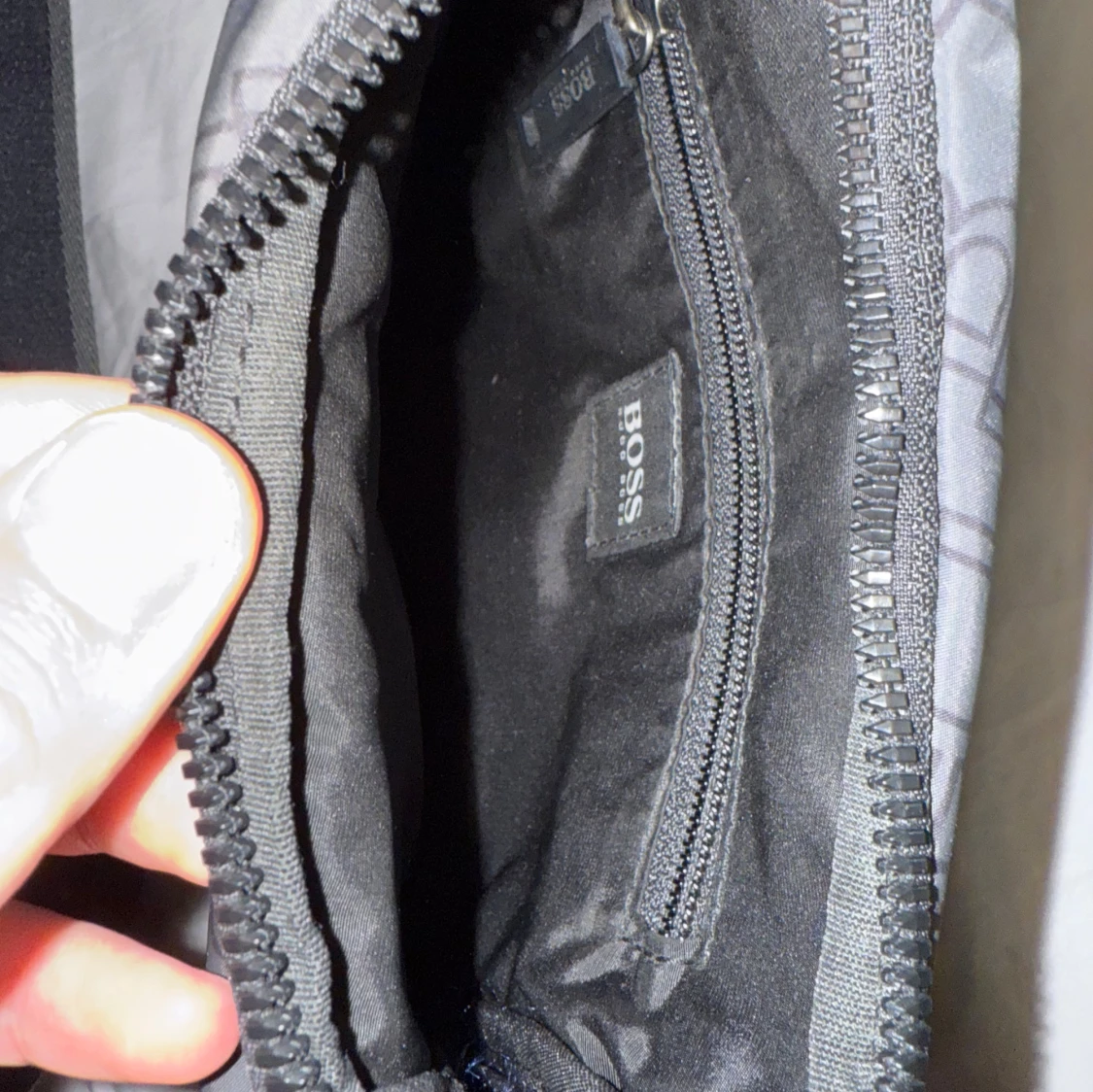 Svart axelväska från Hugo Boss - 4