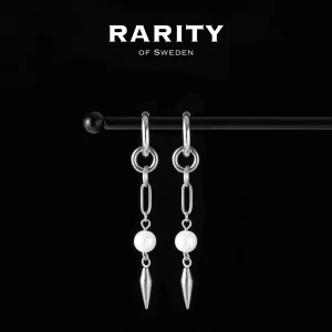 Aurora Earring - Silver: Silverörhöbgen med nitar och pärlor  - Otroligt snygga örhängen med nitar och pärlor i rostfritt stål!! Örhängena är i fin silvrig färg och passar så bra för att piffa upp en outfit och lägga till en extra detalj🪽Likt alla andra våra smycken tål dessa örhängen vatten och håller sitt glans länge!! Vid frågor eller funderingar - välkommen att skriva till oss🪽