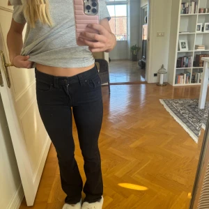 Svarta True Religion Becca bootcut jeans - Svarta jeans från True Religion, modell Becca Mid Rise Bootcut. Snygg passform med medelhög midja och bootcut-ben. Nypris 1300 kr. Fint skick men har varit igenom en del tvättar. 