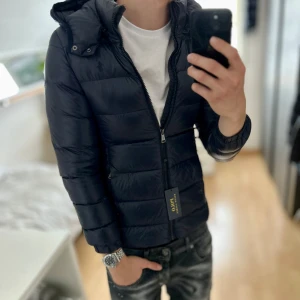 Ralph Lauren Jacka - Bra skick, inga stora defekter, endast två små skador, be om bild. Storlek XS passar dig som är mellan 170-180cm. Nypris ca 5000kr. Modellen är 185 cm, 79 kg(sitter ca 5-10cm för kort). Tags medföljer inte. Passar bra nu till sen sommar/höst. Skriv för mer information!🤝( Tagen som är med på bilden på dragkedjan medföljer ej) 