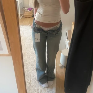 Ljusblåa raka jeans  - Säljer ett par ljusblå jeans från Zara med rak passform och låg midja. Jeansen har klassisk femficksdesign och är tillverkade i jeansmaterial. Perfekta för en avslappnad och trendig look. Jeansen är för små för mig å därav säljer jag 💕