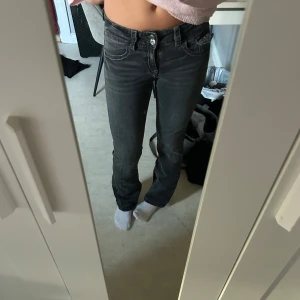 mörkgrå/ svarta jeans - jättefina jeans ifrån gina tricot som tyvärr inte får någon använding längre, finns heller inga tecken på använding utav dom så i väldigt bra kvalité!🥰  