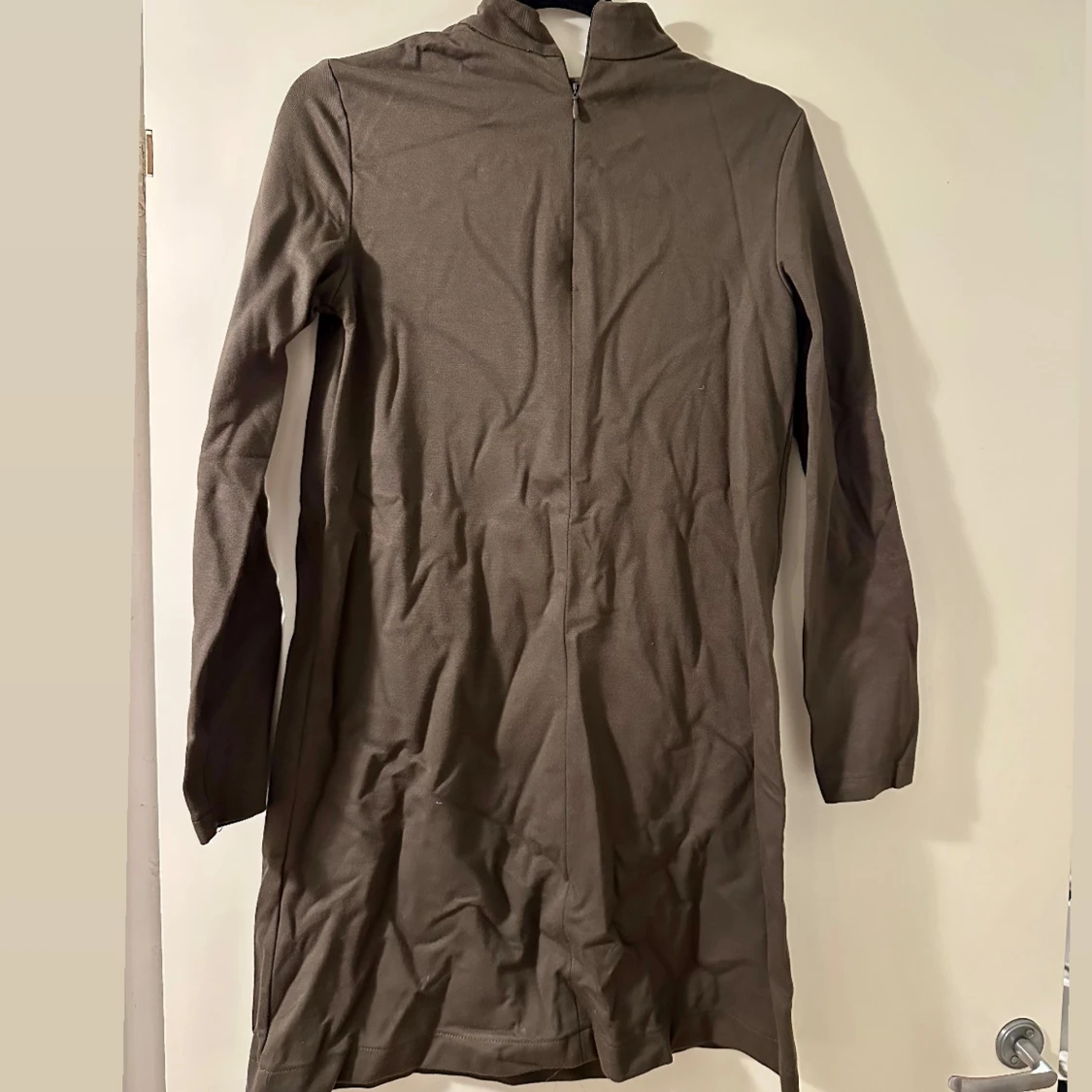 Olivgrön långärmad klänning med dragkedja - 1